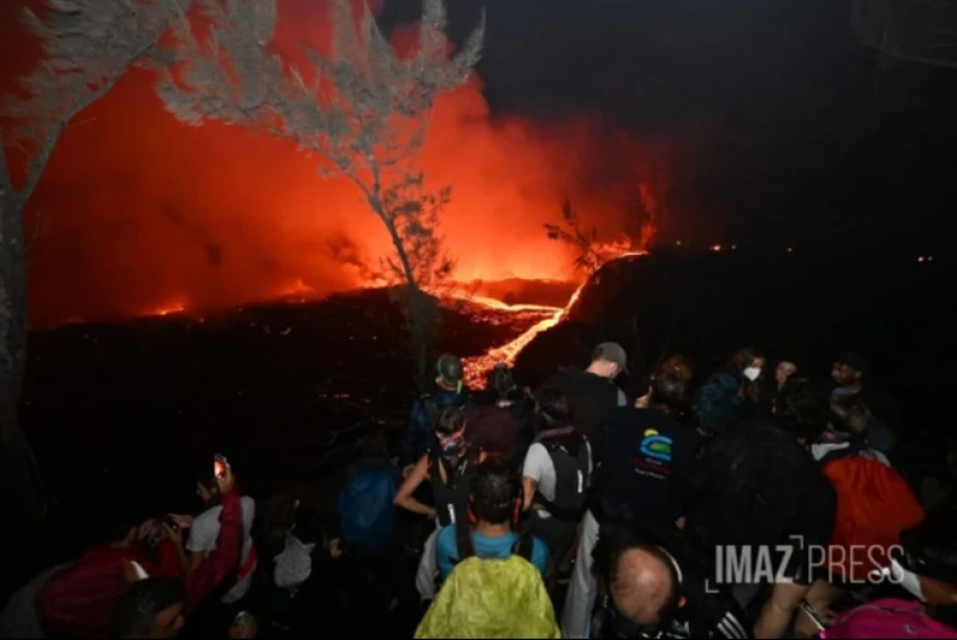 Volcan : la lave s'étend sur sept kilomètres avant de plonger dans l’océan